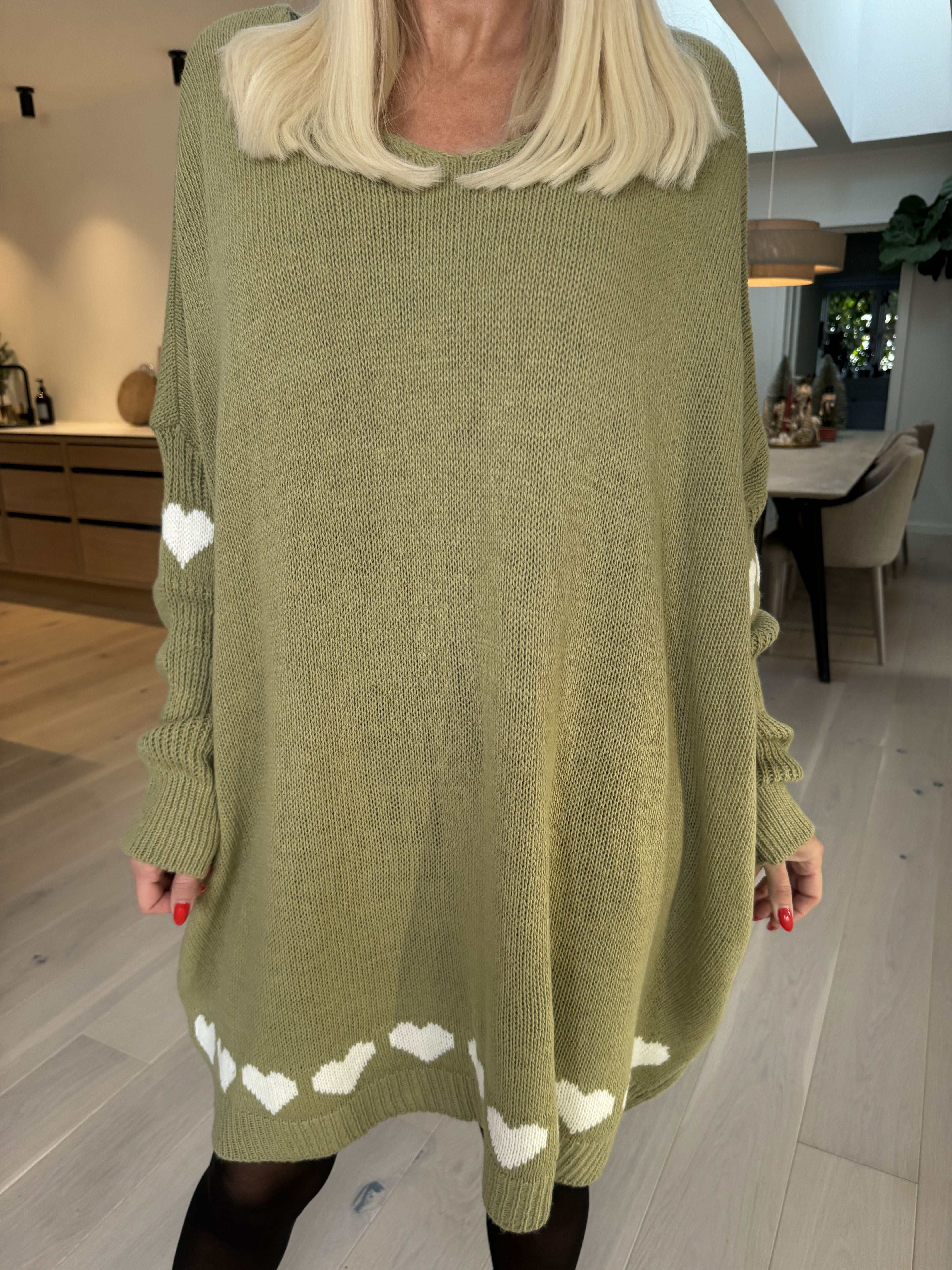 Katerina - Stickad klänning med söta hjärtdetaljer